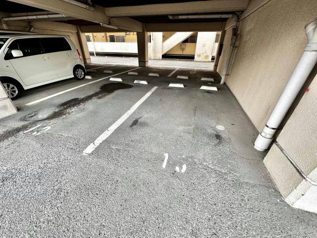 シャトー日東Aの駐車場