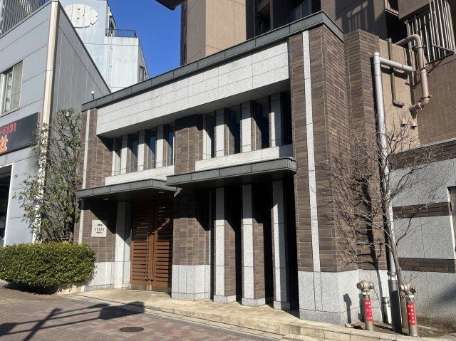 ナイスアーバン中野坂上のエントランス|「中野坂上」駅徒歩４分！平成１８年築の耐震基準適合マンション、ナイスアーバン中野坂上は即日現地案内可能となっておりますので、お気軽にお問い合わせください！