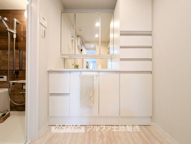 ライオンズマンション小平美園町の独立洗面台|【Powder room】
◆独立洗面台◆朝の身支度や帰宅後の手洗いも快適に行える独立洗面台。収納スペースも備えており、洗面用品をすっきり整理できる使い勝手の良い空間です。