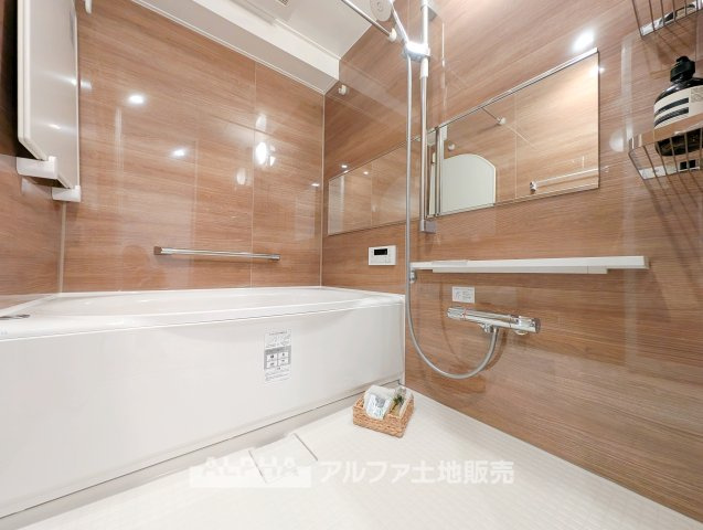 ライオンズマンション小平美園町の浴室|【Bath room】
◆バスルーム◆一日の疲れをゆっくり癒せる落ち着いたバスルーム。浴室乾燥機付きで天候を気にせず洗濯でき、毎日の暮らしにも便利な空間です。