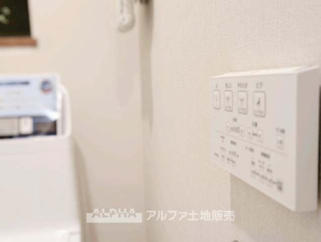 ライオンズマンション小平美園町のトイレ|【Warm water flush toilet】
◆温水洗浄便座付きトイレ◆お掃除も楽々。快適に過ごすためには今や欠かせない設備の一つです。壁掛けリモコンで使いやすくいつでも清潔に保てます。