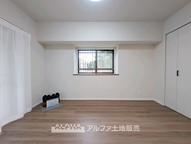 ライオンズマンション小平美園町の洋室|【multi room】
◆多用途に使える一室◆収納やワークスペースとしても活用できる洋室。家族構成やライフスタイルに合わせて柔軟に使える空間です。