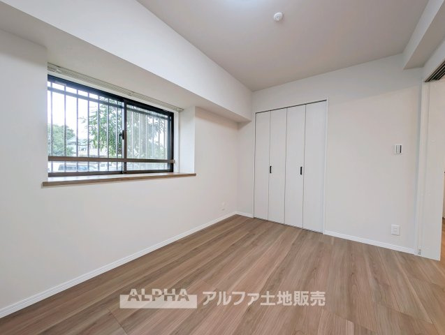 ライオンズマンション小平美園町の洋室|【comfort room】
◆落ち着きのある室内◆寝室としても子ども部屋としても使いやすく、暮らしの変化にも対応できる空間。日々の時間を穏やかに過ごせます。