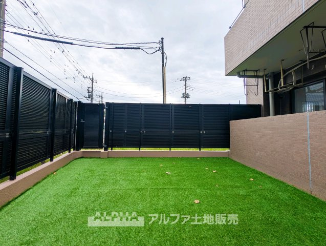 ライオンズマンション小平美園町の庭|【Garden】
◆庭◆住まいに心地よい開放感を添える庭スペース。お子さまの遊び場や愛犬との時間、休日のティータイムなど、暮らしの楽しみが自然と広がる場所です。