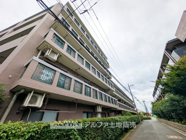 ライオンズマンション小平美園町の外観|【Quiet Comfort】
◆静けさとともに◆
外の喧騒を忘れさせる落ち着きが、日々に余白を生む。ここでの時間が、自然と笑顔を増やしていく。