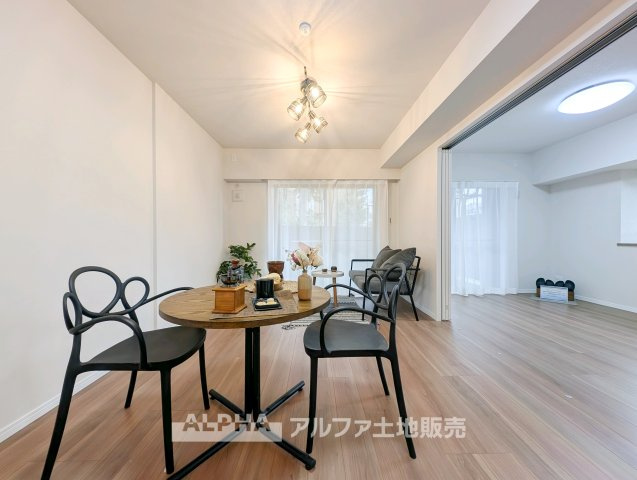 ライオンズマンション小平美園町の居間・リビング|【Gathering Place】
◆人を招きたくなる◆
友人とのホームパーティーや、ご親族との食事会など、大切な人と過ごす時間をより心地よく演出するリビングです。