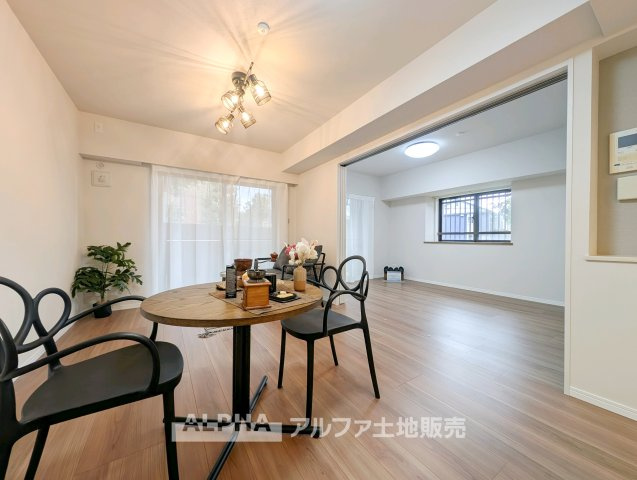ライオンズマンション小平美園町の居間・リビング|【Life Stage】
◆暮らしに寄り添う◆
小さなお子様の遊び場から、成長後の学習スペース、ご夫婦のくつろぎの場まで、ライフステージに合わせて活用できます。