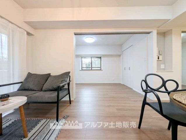 ライオンズマンション小平美園町の居間・リビング|【Living Room】
◆家族時間を育む◆
朝は食卓を囲み、昼はお子様の遊び場、夜は家族団らんのひととき。時間帯ごとに異なる役割を担い、暮らしの中心となるリビングです。