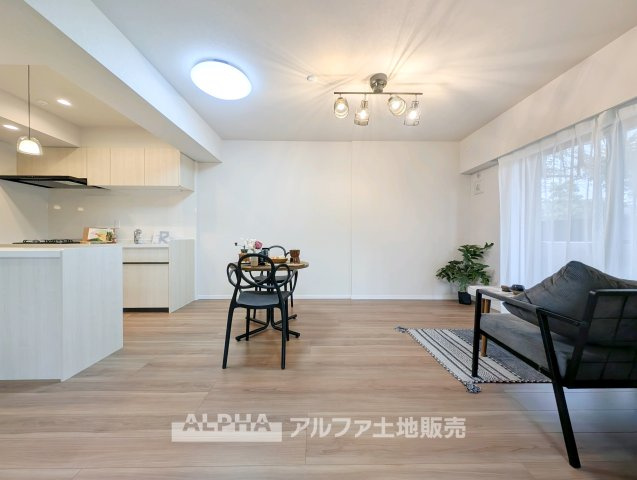 ライオンズマンション小平美園町の居間・リビング|【Living Space】
◆暮らしの中心◆
家族との団らんや来客時のおもてなし、お子様の遊び場や学習スペースなど、さまざまなライフシーンに対応するリビングです。