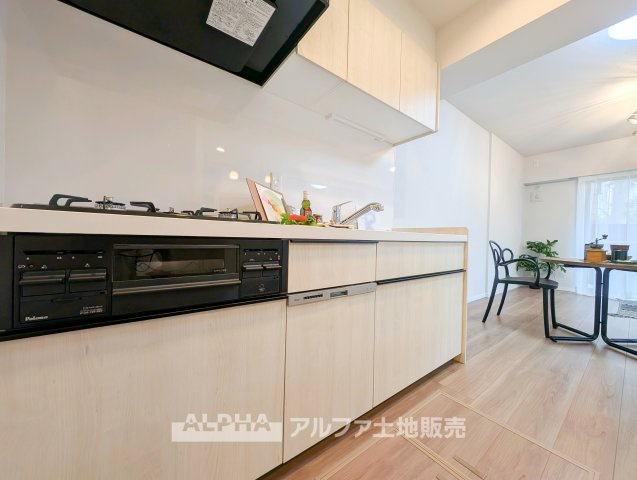 ライオンズマンション小平美園町のキッチン|【Timeless Kitchen】
◆暮らしの真ん中にある場所◆毎日の食事も、何気ない会話も自然と集まるキッチンスペース。空間に調和するデザインが、過ごす時間そのものを心地よく変えてくれる。
