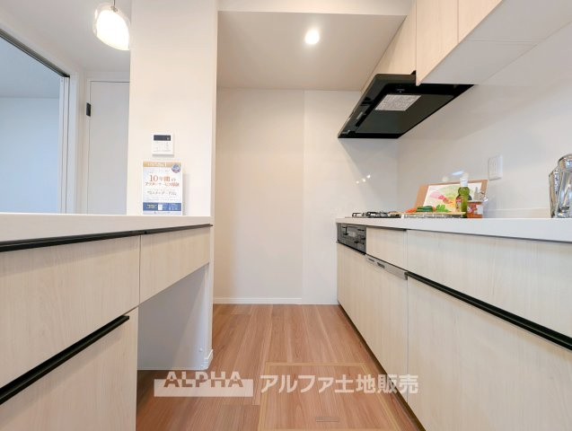 ライオンズマンション小平美園町のキッチン|【Daily Comfort】
◆毎日を整える空間◆使いやすさに配慮されたキッチンは、料理をする時間まで楽しく感じられる場所。暮らしのリズムに自然と馴染み、心地よい日常を演出します。