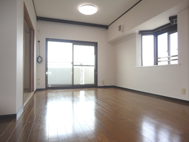 ライオンズマンション日吉町の居間・リビング|こちらの居間で趣味の時間をお楽しみください※別間取りのお写真になります