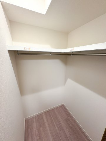 コスモ元浅草の洋室|コスモ元浅草：ウォークインクローゼット内の画像です！