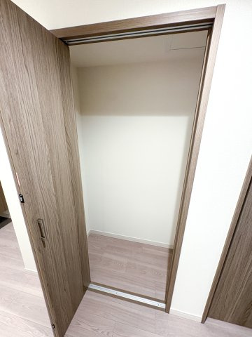 コスモ元浅草の洋室|コスモ元浅草：サービスルームにはクローゼットが付いています！