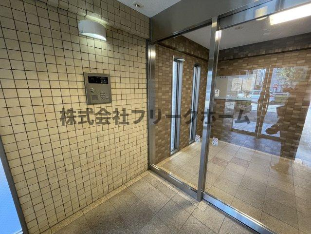 小金井市本町３丁目の賃貸マンションのエントランス