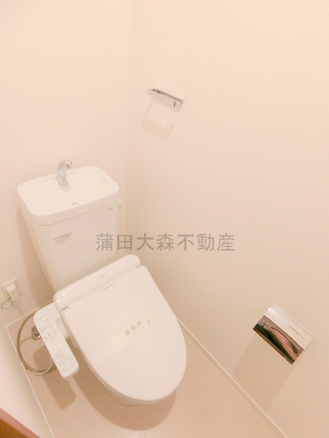 ソサエティ池上のトイレ|棚と温水洗浄便座付きのトイレ