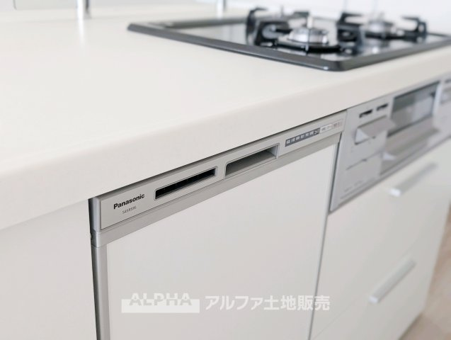 プライムむさしの台のキッチン|【Food washing machine】
◆食洗機◆お子様の面倒を見れる時間が増え時短になります。加えて手荒れも防げてしかも節水が高い為、大変人気があり重宝します。