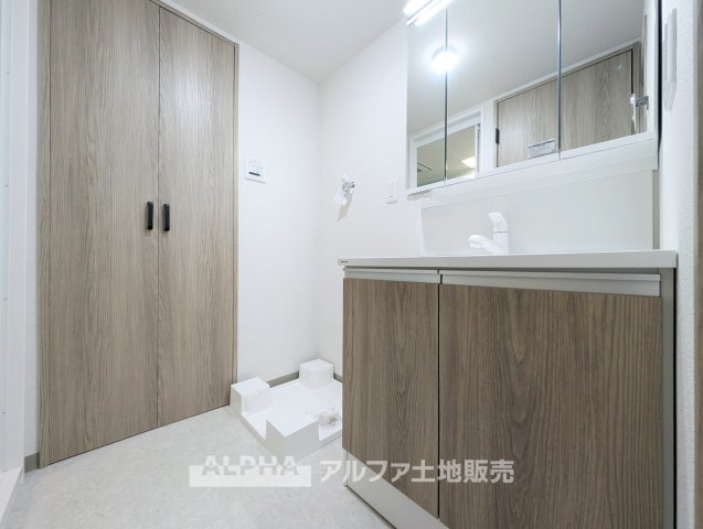 プライムむさしの台の独立洗面台|【Powder room】
◆独立洗面台◆朝の身支度や帰宅後の手洗いも快適に行える独立洗面台。収納スペースも備えており、洗面用品をすっきり整理できる使い勝手の良い空間です。