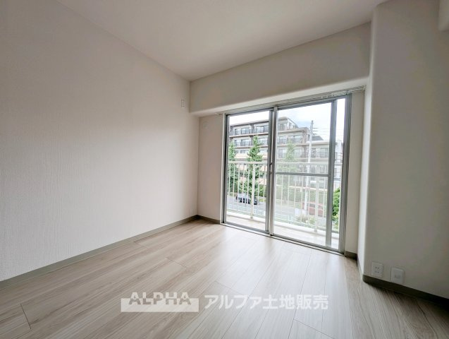 プライムむさしの台の洋室|【multi room】
◆多用途に使える一室◆収納やワークスペースとしても活用できる洋室。家族構成やライフスタイルに合わせて柔軟に使える空間です。