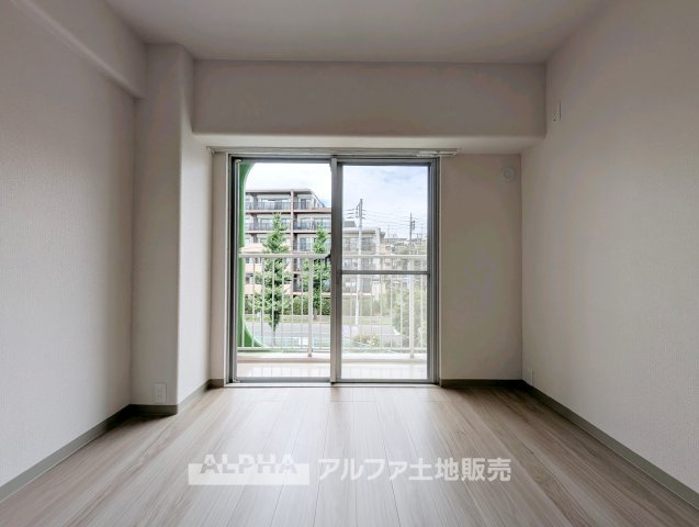 プライムむさしの台の洋室|【comfort room】
◆落ち着きのある室内◆寝室としても子ども部屋としても使いやすく、暮らしの変化にも対応できる空間。日々の時間を穏やかに過ごせます。