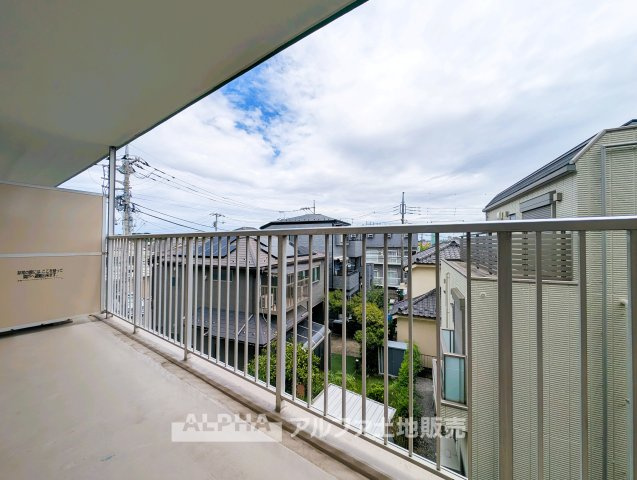 プライムむさしの台のバルコニー|【Balcony】◆バルコニー◆日当たりの良いバルコニーは、洗濯物がよく乾くだけでなく、外の空気を感じながらひと息つける場所。暮らしに心地よい余白をもたらします。