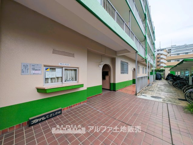 プライムむさしの台のエントランス|【A cozy space】◆余白のある暮らし◆
人を招いても、ひとりで過ごしても心地よい住空間。
温もりを感じるこの場所が、暮らしの輪郭をやさしく描いていく。