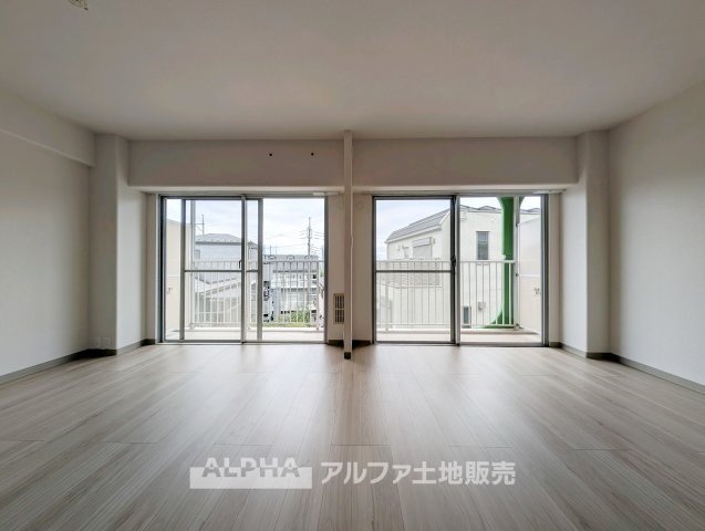 プライムむさしの台の居間・リビング|【Flexible Space】
◆暮らしに寄り添う◆
食事や団らん、テレワークやお子様の勉強スペースなど、多彩な用途に対応するリビング。ライフスタイルに合わせて活用できます。