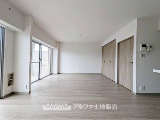 プライムむさしの台の居間・リビング|【Living Space】
◆暮らしの中心◆
家族との団らんや来客時のおもてなし、お子様の遊び場や学習スペースなど、さまざまなライフシーンに対応するリビングです。
