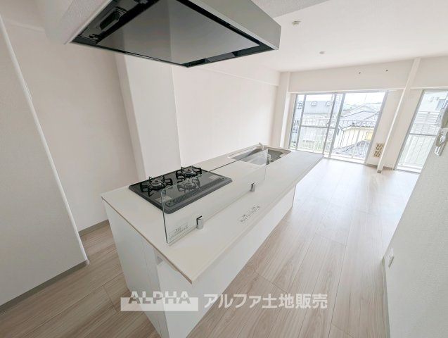 プライムむさしの台のキッチン|【Timeless Kitchen】
◆暮らしの真ん中にある場所◆毎日の食事も、何気ない会話も自然と集まるキッチンスペース。空間に調和するデザインが、過ごす時間そのものを心地よく変えてくれる。
