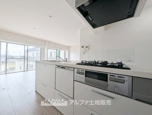 プライムむさしの台のキッチン|【Life without end】
◆キッチンからは家族◆の様子が見ることができ、いつでも安心して料理ができる。そして、効率よく家事を進めるために必須な食洗器が家族との大切な時間を生む。