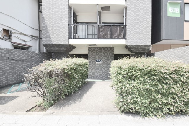 【エントランス】 | メインステージ入谷 | お客様を、そして住人を出迎えてくれるマンションのエントランス。ゴミが落ちていないことからも、管理状態の良さや住民の節度の高さが見て取れます。～即日のご見学可能～　お問合せはお気軽にどうぞ。