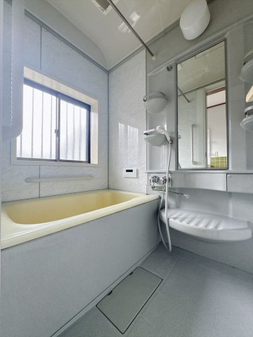 【中古戸建】桐生市新里町新川の浴室|■浴室｜足を伸ばしてゆったりと入浴ができるバスルームです♪大きな窓がついておりますので、湿気で篭りがちなバスルームも換気することができます( ＾＾ )