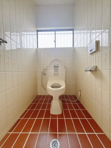 【中古戸建】桐生市新里町新川のトイレ|■トイレ｜自然光が入る落ち着いた空間です。ついつい長居してしまいますね♪