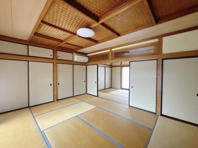 【中古戸建】桐生市新里町新川の和室|■和室｜冬にはコタツを敷いて家族みんなで年越しをするのもいいですね。家族みんなのお気に入りの空間になります♪