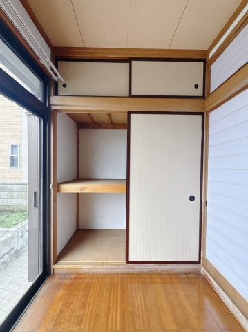 【中古戸建】桐生市新里町新川のその他|■縁側｜日常に”ほっと一息”をプラスしてくれる縁側。四季を感じながら、ゆったりとした時間を楽しめる贅沢な空間です♪