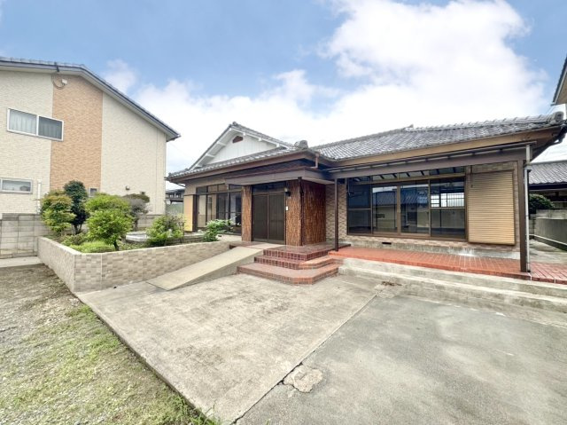 【中古戸建】桐生市新里町新川の外観|■外観｜ワンフロアならではの動線の良さや、家族のあたたかさを感じることができるコミュニケーションの取りやすさが魅力の平屋建てです。