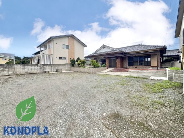 【中古戸建】桐生市新里町新川の外観|■外観｜121坪の広い空間で開放的な暮らしが叶うオウチです♪南側の日当たりの良いお庭は、芝生を植えて子どもやペットが走り回れるようにすると、さらに屋外で過ごす時間を楽しめます。