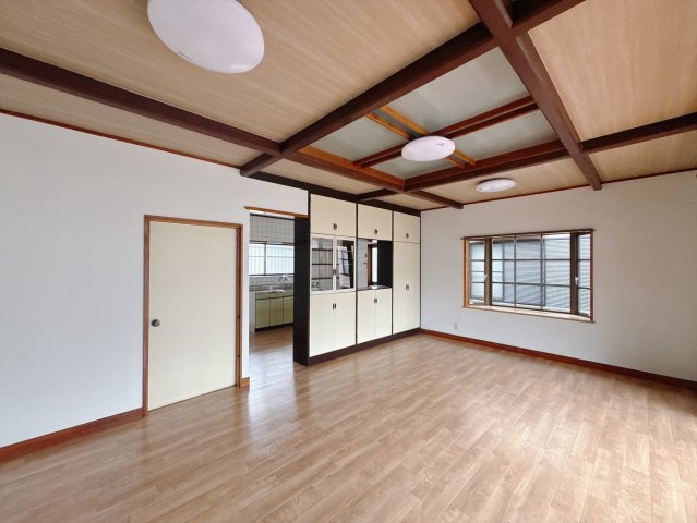 【中古戸建】桐生市新里町新川の居間・リビング|■リビング｜ナチュラルな質感で魅せる、くつろぎの時間。ゆっくりとした時間が流れるリビングで、家族だんらんのひと時をお過ごしいただけます♪