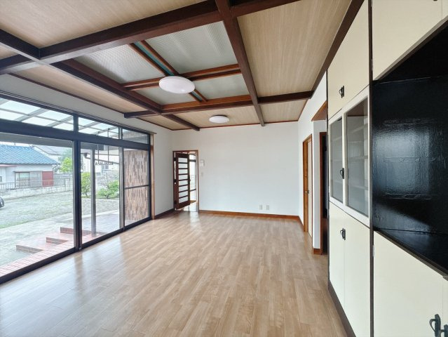 【中古戸建】桐生市新里町新川の居間・リビング|■リビング｜窓から射し込む陽射しが縦横に広がり、あたたかな空間が形づくられています。ここはご家族の笑顔集まる憩いの空間です( ＾＾ )