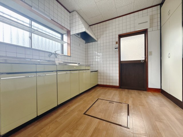 【中古戸建】桐生市新里町新川のキッチン|■キッチン｜大きなお鍋や調理用具のも出し入れラクラクな収納がたっぷり！毎日使う場所だからこそ、無理のない姿勢で作業できるのは嬉しいポイントですね(*＾＾*)♪