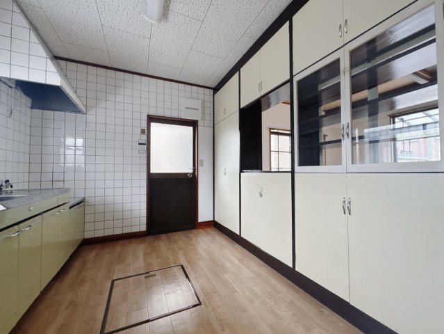 【中古戸建】桐生市新里町新川のキッチン|■キッチン｜お料理ができたら「これ運んで～♪」と手渡しが出来ます。収納たっぷりでいつでもキッチンがキレイな状態を保つことが出来ます♪