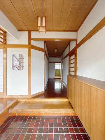 【中古戸建】桐生市新里町新川の玄関|■玄関｜急な来客時にもすぐに物がしまえるので便利です。「いつもキレイな玄関だね」とお友達やご近所さんに羨ましがられると気分も上がります♪