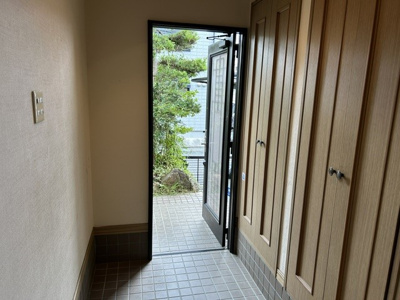 【玄関】 | 若葉台３丁目　中古戸建 | 大きなシューズクロークにはご家族分の靴が収納できます。