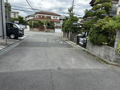 【前面道路含む現地写真】 | 若葉台３丁目　中古戸建 | 前面道路との高低差はありません。