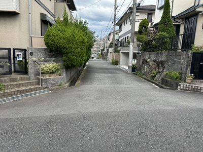 【前面道路含む現地写真】 | 若葉台３丁目　中古戸建 | 前面道路が広いので駐車も楽々です。