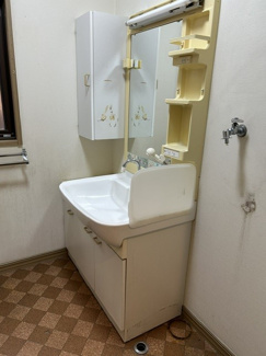 【独立洗面台】 | 若葉台３丁目　中古戸建 | シャワー付きで朝の忙しい時間帯もスムーズです。