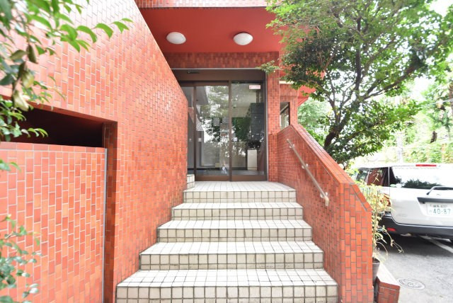 【エントランス】 | パレス後楽園 | お客様を、そして住人を出迎えてくれるマンションのエントランス。ゴミが落ちていないことからも、管理状態の良さや住民の節度の高さが見て取れます。～即日のご見学可能～　お問合せはお気軽にどうぞ。