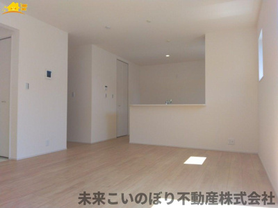 【居間・リビング】 | Livele Garden.S加須市三俣1丁目3号棟 | 一日の中で多くの時間を過すことになるリビングダイニングだからこそ、いつも穏やかな空間であることが必然。爽やかな通風と採光を存分に感じる事が出来る空間です。