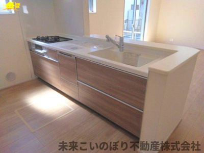 【キッチン】 | Livele Garden.S加須市三俣1丁目3号棟 | 対面キッチンならつくりたてのお料理をすぐに食卓へ♪配膳しながら調理ができるので調理スペースを広く使用でき、作業効率も上がります♪
