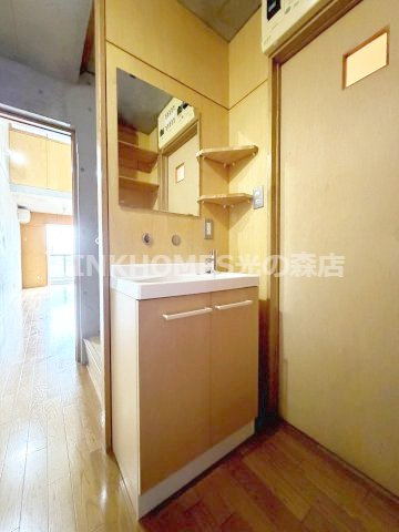菊池郡菊陽町新山３丁目のアパートの独立洗面台|独立洗面台、小物を置くことができて便利です